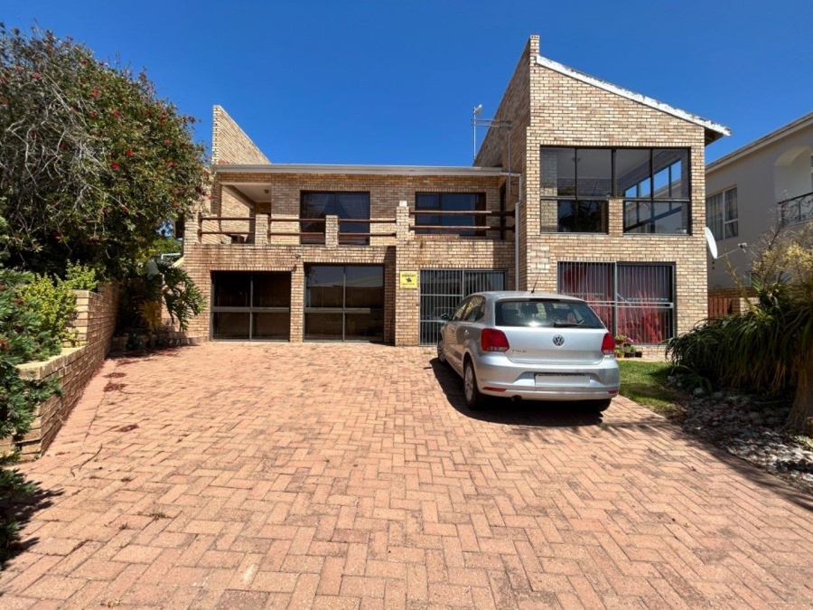 6 Bedroom Property for Sale in Wavecrest Eastern Cape